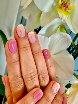 Pastellrosa und Nude-Maniküre mit dezenten Akzenten
